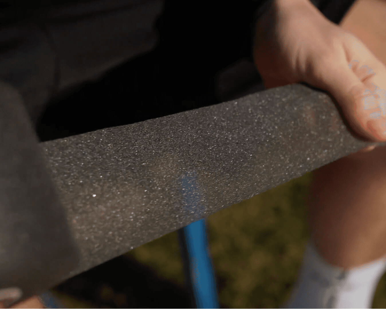 Oddychający materiał, który nie zwęża łydki.